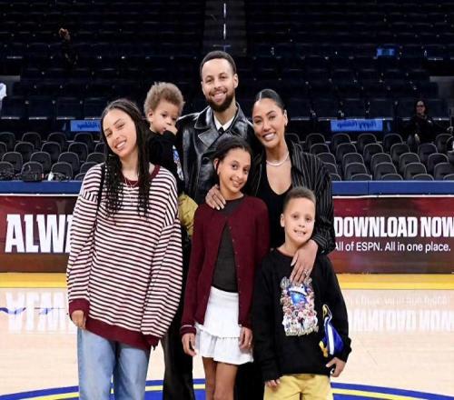 库里全家福：37岁全明星首发，5960万年薪NBA第一，4个娃都像他