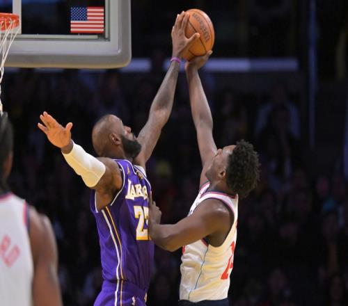 詹姆斯自律、为队友着想，脚踏实地，强调防守，特别谦逊！