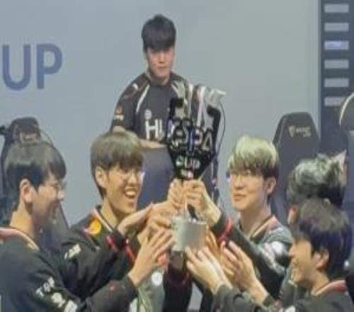 悲与喜的交织Gumayusi看老队友们捧杯满眼的苦涩