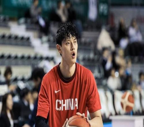 宋翔：曾凡博未参加首钢训练，本赛季去向尚无官方明确说法