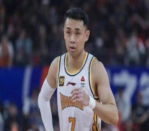 签完顶薪就原形毕露的4位球星：男篮主控竟不如菜鸟赛季新秀