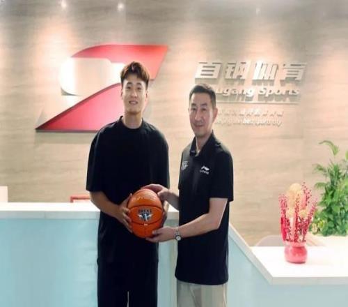 压哨！中国男篮队长赵睿，为北京拼冠军