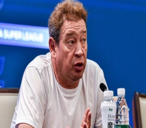 多大仇名宿炮轰上海申花主帅：他不像个男人，眼睛里充满邪恶！