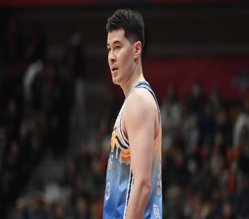 拼尽全力！阿不都16中5得到16分7板1助2断2帽