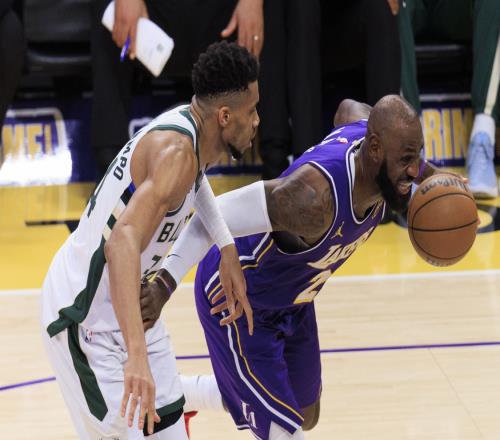 詹姆斯打雄鹿末节13分5篮板！全场正负值第四、比字母哥还高！