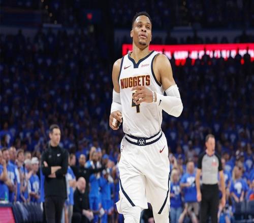NBA传奇球星拉塞尔威斯布鲁克在游艇上打篮球，保持状态