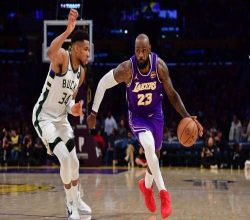 字母哥谈要詹姆斯球衣：我们4年没交手了，这次没准就是最后一次