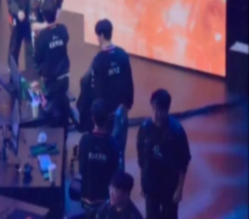 再见是否还能红着眼Gumayusi与T1队员赛后一一握手