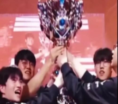 赛事官方分享2025精彩时刻：再见2025，下赛季见