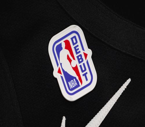 开拓者官方晒出揭幕战球衣：杨瀚森的球衣上将佩戴“首秀”徽章