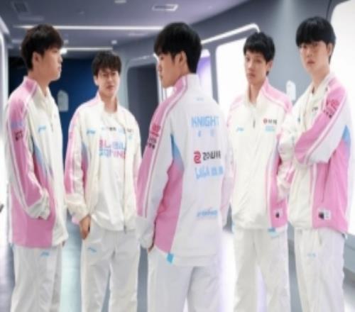 战胜TES取得三连胜，BLG发布赛场合照：保持专注！