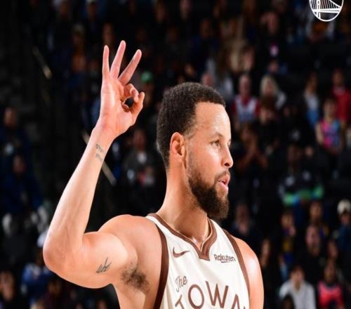 三分15中4+6犯下场！科尔库里接连献祭自己巴特勒绝杀三不沾