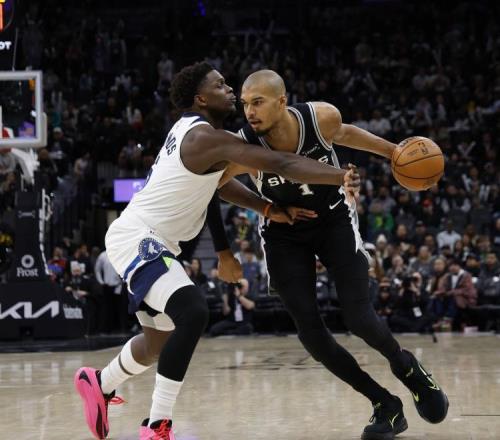 伤害有点大美媒晒图调侃：文班跪着都和爱德华兹差不多高