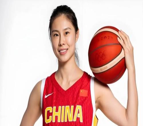 王思雨替补出场，6投6中，砍下13分！中国女篮半场领先巴西13分