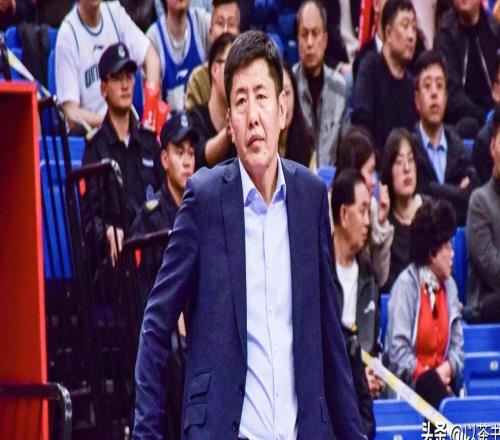 他是篮球教练员，执教过7支球队，曾因妻子生病辞职，不愁没工作