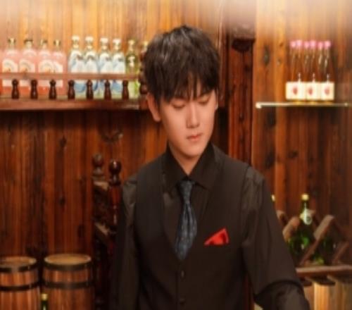 调酒师帅的不谈TES分享JakceyLove照片：谁想喝