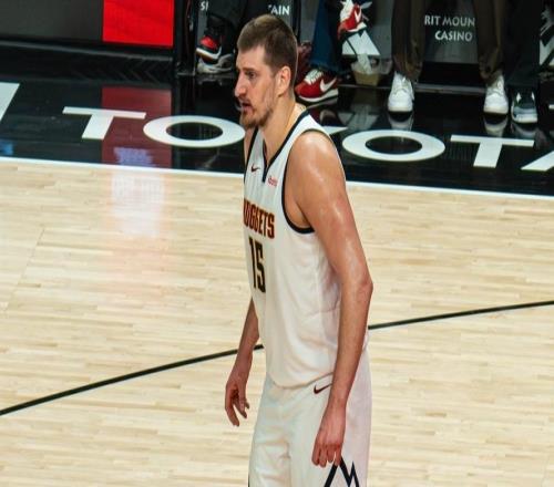 约基奇22+12+5穆雷8记三分，乔治空砍36分，掘金灭爵士交手8连胜