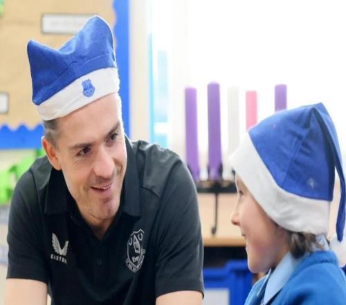 8岁小球迷丧父后母亲患白血病，格拉利什邀请他现场观赛+互动