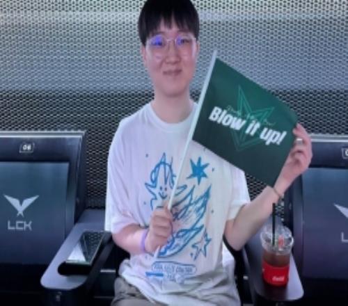 BRO官方晒照：WE中单Karis来到LCK现场为BRO加油