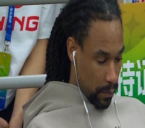 萨林杰末节戴耳机玩手机引球迷不满！“保障合同后直接躺平滑水”