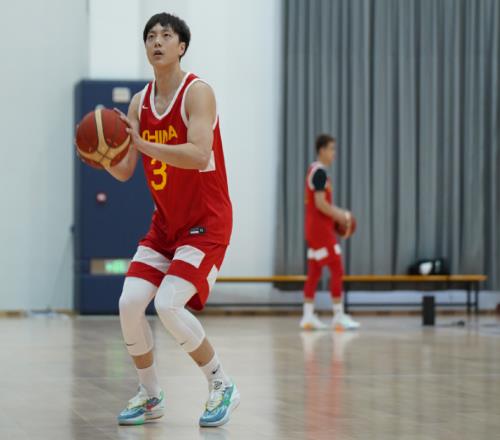 彻底遭抛弃中国男篮官宣胡明轩离队，连续2场热身赛均遭冷藏