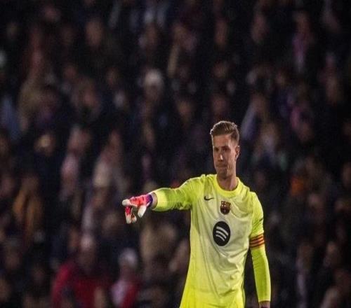 每体：在国王杯首发也出乎特狮的意料，但他仍不在巴萨计划中