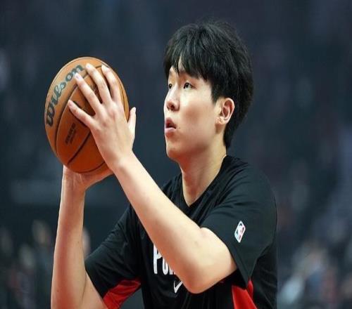 杨瀚森回应“被下放”：去发展联盟不是坏事，很多人告诉我慢慢来、沉下心已跟随开拓者前往客场