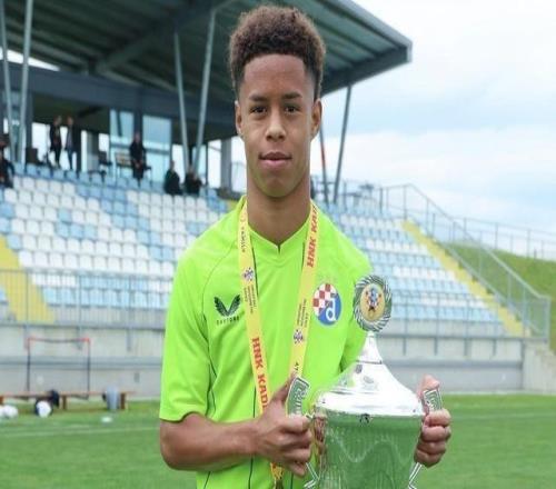 镜报：阿森纳、曼联、巴萨、皇马等队都密切关注小将贝利尼奥