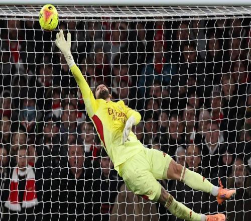 拉亚达成英超150场里程碑，58次零封英超门将同期最多