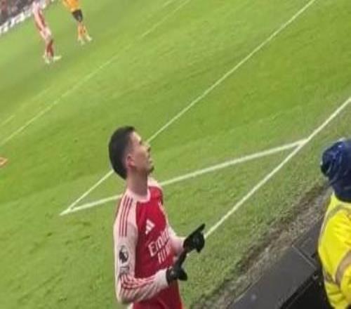 马丁内利在领先时对看台的狼队球迷比21的手势，最终被绝平