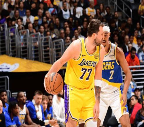 湖人大胜！詹姆斯伤缺，东契奇连创4大神迹，里夫斯19+5完成救赎