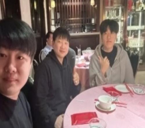 来谈续约还是劝他回LCKKael经纪公司负责人晒与Kael合照