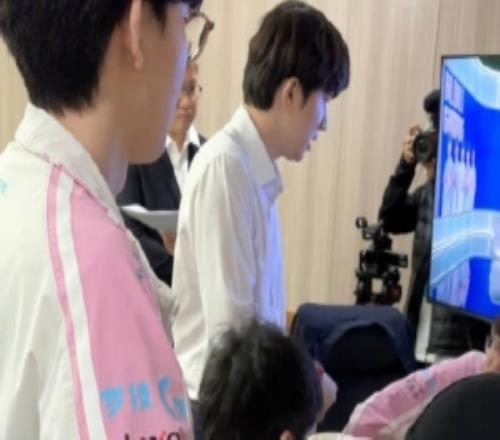 BLG分享选手动态：赛前会议进行中