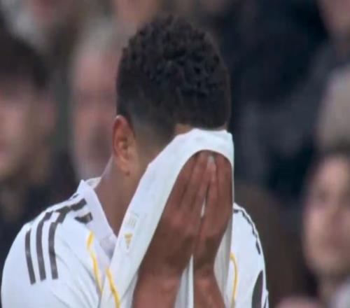 皇马遭暴击！贝林厄姆爆哭，左腿拉伤闪退，伯纳乌球迷送掌声