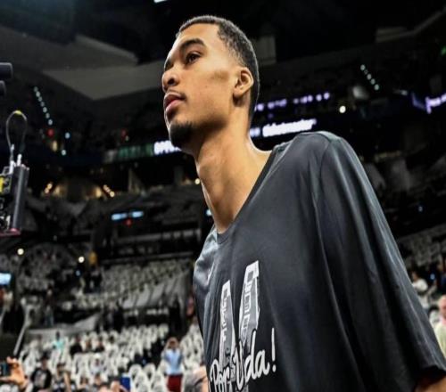 安东尼：我们从没见过像文班这样的球员，他就是新赛季MVP