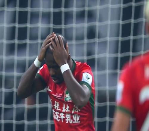 河南踢得太别扭了张玉宁接应多了！周董：有一种不服他们治不了