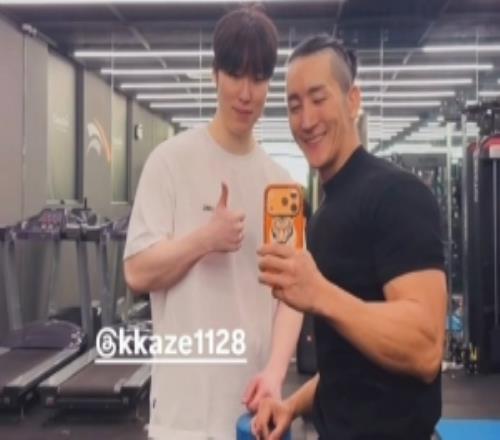 31号还在健身的三兄弟教练分享与KanaviGumayusi和zeka合照