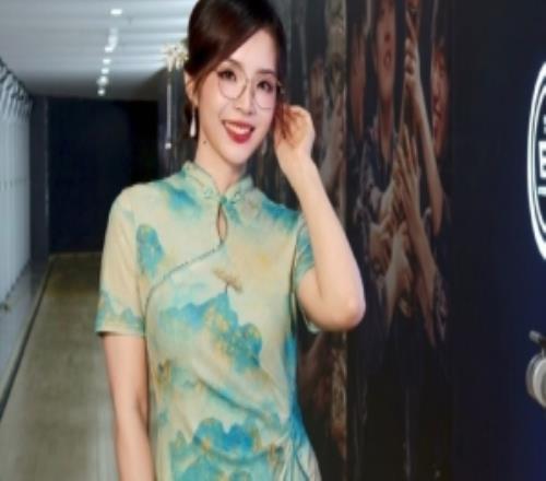 LPL官方分享解说主持照：正在批量发送活力光波