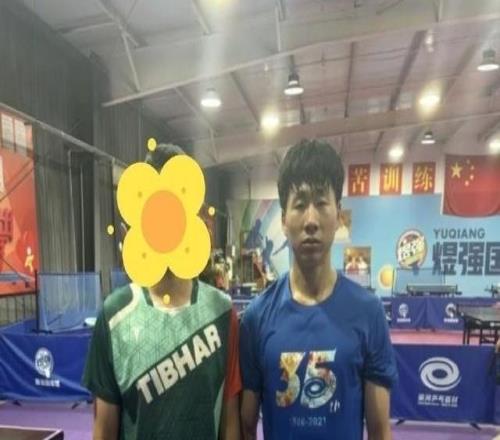 朝鲜乒乓球队队员在北京训练，金琴英、李正植在列