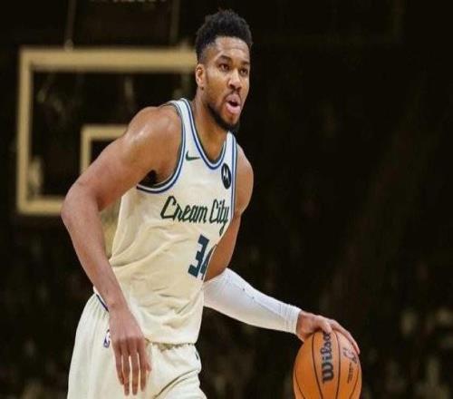 记者：雄鹿认为字母哥是东部最强球星尽管暂居第11但对季后赛有信心