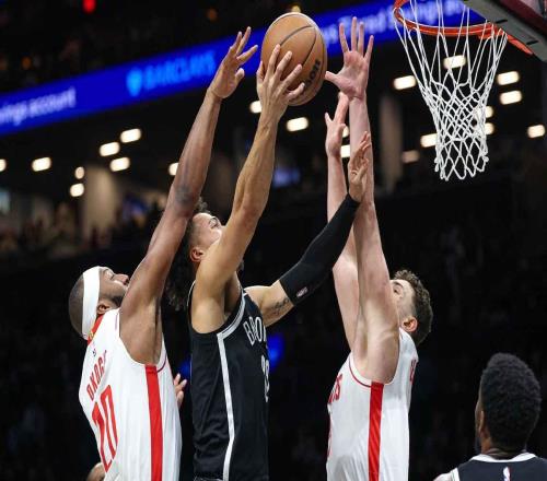 火箭队打篮网队的比赛中，阿尔佩伦森根荣幸地拿2026年NBA首分