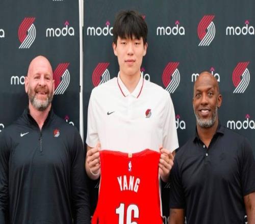 杨瀚森首个媒体日！队友纷纷称赞，主帅直言他肯定会有上场时间