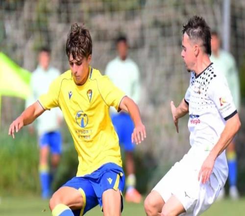 阿斯：皇马签下西班牙U18国脚、加的斯17岁右后卫吉列冈萨雷斯