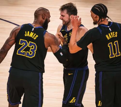 詹姆斯复出，湖人胜率提升30%，艾顿被喂成“艾尼尔”
