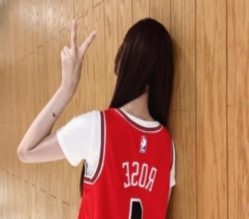 泱泱身着罗斯球衣晒照：TheyoungestMVP