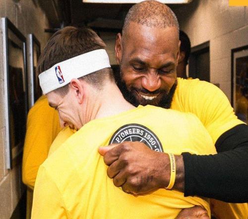 16分大胜篮网！湖人1日内5喜临门，詹姆斯再创2大神级纪录