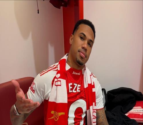 加布晒反穿埃泽球衣手拿全场MVP奖杯照片，并标记了里沙利松