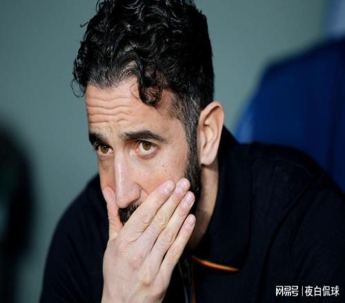 曼联毫无斗志，问题积重难返！球迷竟喊话请回阿莫林，阵容是病根