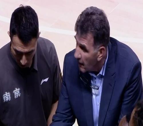 南京官宣换帅引热议！媒体：王世龙加入同曦起贝帅的命运就已注定