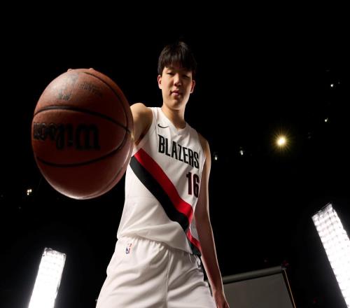 杨瀚森NBA首秀：4分4板却因犯规提前离场，问题何在